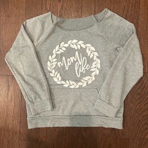 VGUC “Mom Life” cropped sweatshirt sz XS/S